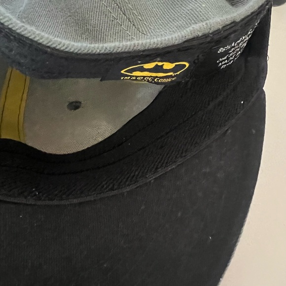 Batman DC Comics Gray Lightweight Stretch Fit Cap Superhero Hat Gray Mens Unisex - Picture 2 of 6